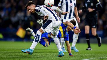 BUENOS AIRES, ARGENTINA - JULY 16: Oscar Romero of Boca Juniors fights for the ball with Christian Oliva of Talleres during a match between Boca Juniors and Talleres as part of Liga Profesional 2022 at Estadio Alberto J. Armando on July 16, 2022 in Buenos Aires, Argentina. (Photo by Marcelo Endelli/Getty Images)