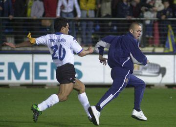 En 2002 al finalizar un partido entre el Villarreal y el Zaragoza, se produjo una invasión de campo que acabo con Acuña y Lainez persiguiendo y agrediendo a seguidores del Villarreal
