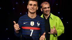 French football player Antoine Griezmann (R) poses during a ceremony to unveil his wax statue at the Grevin museum in Paris on March 6, 2023. (Photo by Christophe ARCHAMBAULT / AFP)