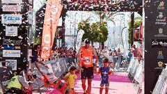 El atleta Andreu Simón celebra su victoria en la prueba masculina del Ibiza Trail Maratón.