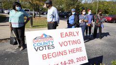 La gente espera para votar fuera de la Biblioteca de Burdeos el primer d&iacute;a de votaci&oacute;n anticipada de Tennessee el mi&eacute;rcoles 14 de octubre de 2020 en Nashville, Tennessee.