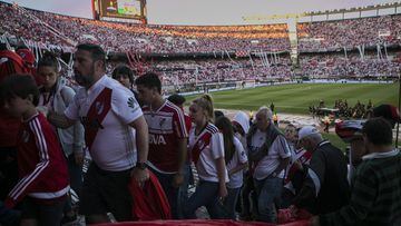 Tras el 2-2 de la ida, los aficionados de River Plate atacaron el autobús de Boca Juniors cuando llegaba al Monumental. Los gases lacrimógenos lanzados por la policía para frenar los disturbios solo agravaron más las consecuencias sobre los jugadores de Boca. El partido fue aplazado hasta en dos ocasiones hasta que Alejandro Domínguez, presidente dela CONMEBOL, decidió suspender el partido hasta encontrar una solución. El 29 de noviembre, cinco días después del día previsto para la final, se anunció que el partido de vuelta se jugaría el 9 de diciembre en el Santiago Bernabéu.
