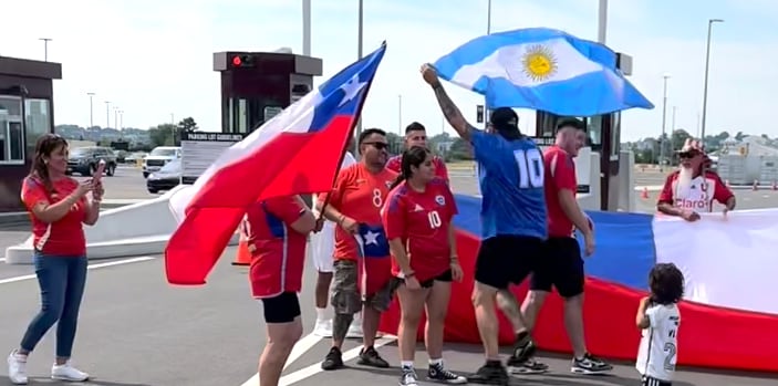 Un hincha se pasea con la bandera argentina frente a los chilenos y esto ocurre en Nueva Jersey