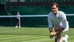 El tenista suizo Roger Federer practica como recogepelotas durante sun visita a Wimbledon con Kate Middleton.