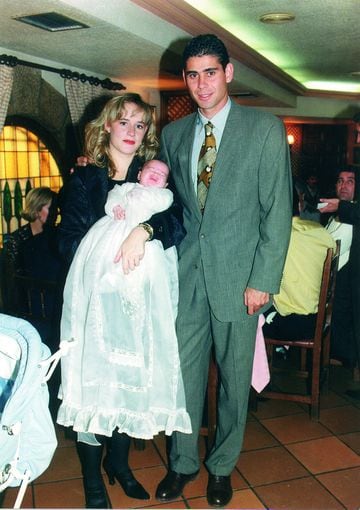 Fernando Hierro y su mujer Sonia con uno de sus hijos en 1999.