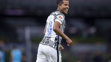 Giovani Dos Santos festeja un gol con el América