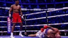 A defensive battle of attrition ends with a thunderous right hand as the former two-time unified heavyweight champ stops Robert Helenius in the seventh.