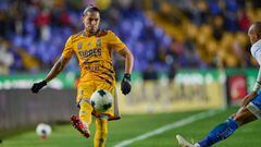 Carlos Salcedo druante el partido contra Puebla
