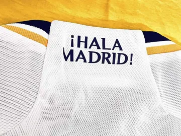 Detalle en la nuca de la nueva camiseta del Real Madrid, para la 2023-24.