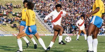 Quizá el mejor jugador peruano de la historia. Marcó 10 goles en tres mundiales y alcanzó los Cuartos de Final en dos ocasiones. De igual manera, conquistó la Copa América de 1975. 