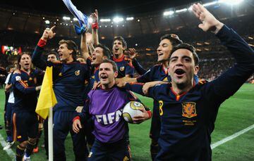 Xavi Hernández y la selección española de celebración tras ganar el Mundial.
