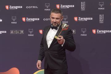 Urko Olázabal posa con su Premio Feroz 2022 al mejor actor de reparto por 'Maixabel'