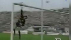 La brutal atajada de &#039;Superman&#039; Vargas ante la UC en la Liguilla Pre-Libertadores de 1992