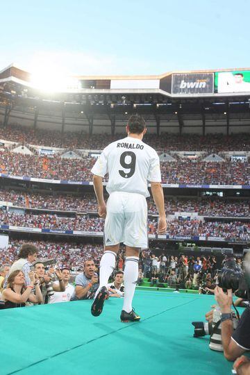 Su historia en el Real Madrid la comenzó con el número 9 de dorsal