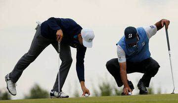 Golf - The 146th Open Championship - Royal Birkdale - Southport, Britain - July 23, 2017 USA’s Matt Kuchar and USA’s Jordan Spieth mark their golf balls on the 12th green during the final round REUTERS/Andrew Boyers