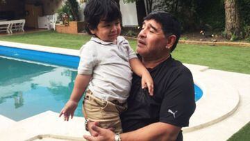 Maradona posaba a menudo con su hijo Diego Fernando, por el que sent&iacute;a aut&eacute;ntica devoci&oacute;n.