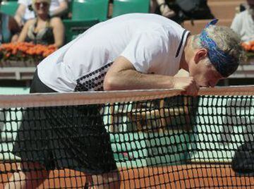 John McEnroe besa la red.