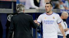 Gareth Bale saluda a Carlo Ancelotti tras ser sustituido en el Alav&eacute;s-Real Madrid de la primera jornada de Liga.
