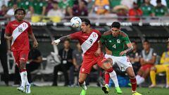 Peru's Italian forward Gianluca Lapadula (C) vies for the ball with Mexico's midfielder Edson Alvarez (R) during the international friendly football match between Mexico and Peru at the Rose Bowl in Pasadena, California, on September 24, 2022. (Photo by Robyn Beck / AFP)