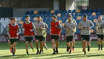 Los jugadores del Pontevedra, en un entrenamiento en Pasar&oacute;n.