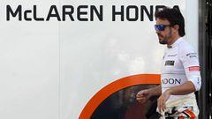 GRA341. MONTMEL&Oacute; (BARCELONA), 10/03/2017.- El piloto espa&ntilde;ol de McLaren, Fernando Alonso, durante un descanso de la cuarta y &uacute;ltima jornada de la segunda tanda de entrenamientos oficiales de pretemporada en el Circuito de Barcelona-Catalu&ntilde;a. EFE/Toni Albir PAISANO