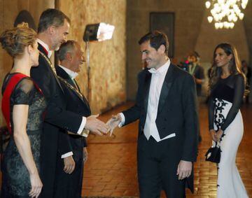 Iker Casillas y Sara Carbonero saludando a los Reyes de España y al presidente de la República de Portugal.