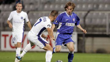 Luka Modric conduce el bal&oacute;n en un partido de UEFA con el Dinamo de Zagreb