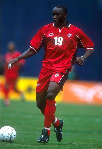 Nacido en Trinidad y Tobago y con un largo andar por el fútbol europeo, el trinitario marcó 161 goles en Europa e incluso ganó una Champions League con el Manchester United.