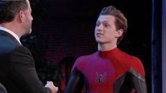 Tom Holland sorprende en el show de Jimmy Kimmel luciendo el nuevo traje de Spider-Man para Lejos de casa.