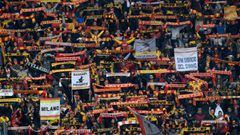 Benevento&#039; supporters cheer during the Italian Serie A football match Juventus vs Benevento at the Juventus stadium in Turin on November 5, 2017. /