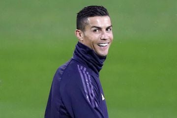 Juventus' Portuguese forward Cristiano Ronaldo smiles during a training session at the Contassina training ground in Turin on November 6, 2018 on the eve of the UEFA Champions League group H football match Juventus vs Manchester. (Photo by Isabella BONOTT