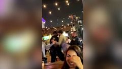 La forma de echar a un hombre por un polícia de un bar que va camino de récord en Twitter