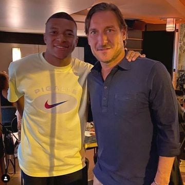 Pasado y futuro. El día en que Kylian Mbappé le pidió una foto del recuerdo a Totti.
