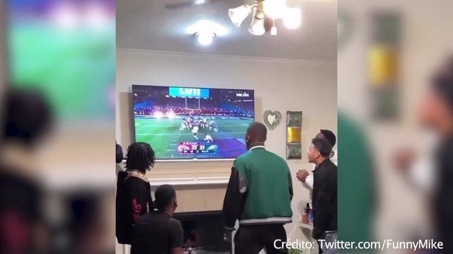 Fan de Philadelphia Eagles rompe su televisión tras la derrota en el Super Bowl LVII
