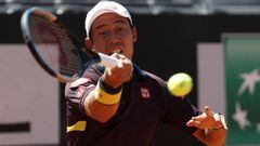 Kei Nishikori devuelve una bola durante su partido ante Fabio Fognini en el Masters 1.000 de Roma.