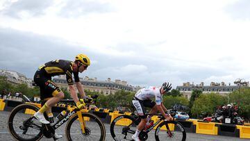 Los ciclistas Tadej Pogacar y Nathan Van Hooydonck ruedan por los Campos Elíseos en la última etapa del Tour de Francia 2023.