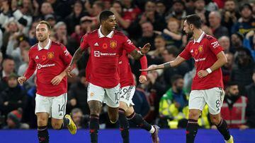 Marcus Rashford y Bruno Fernandes, jugadores del Manchester United, celebran un gol.