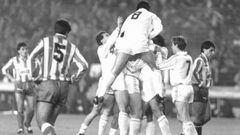 Los madridistas celebran un gol en la Liga de la 1989-90, que ganaron con el r&eacute;cord de los 107 goles.