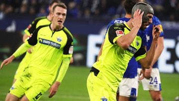 El colista aplaza la recuperación del Schalke