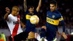 Fernando Gago disputa un bal&oacute;n con Carlos S&aacute;nchez en el partido de ida de la Copa Libertadores. 
