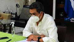 El mandatario de Honduras, Juan Orlando Hern&aacute;ndez, quien ayer dio a conocer por la noche que ten&iacute;a coronavirus, se encuentra hospitalizado por una neumon&iacute;a.