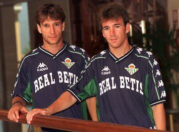 Alfonso e Iván Pérez coincidieron en la delantera del Betis, Alfonso llegó en 1995 procedente del Real Madrid. 