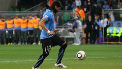 Sebastian Abreu, en el momento de lanzar el famoso penalti que dio el pase a Uruguay a semifinales en 2010.