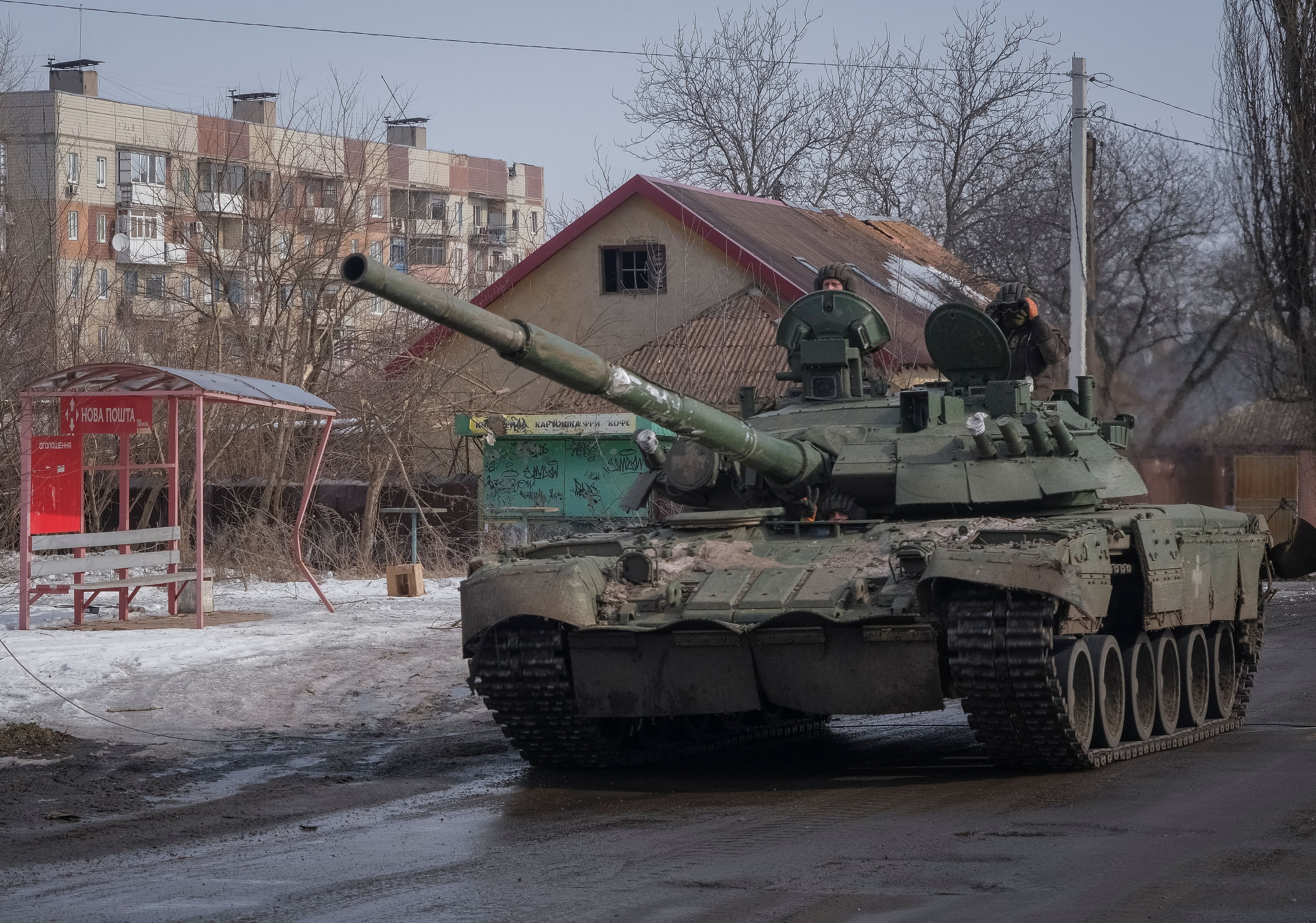 Ukrainian service members ride a tank, amid Russia's attack on Ukraine, in the front line city of Bakhmut, Ukraine February 24, 2023. REUTERS/Alex Babenko