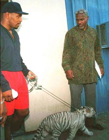 Mike Tyson con su tigresa cuando era pequeña.