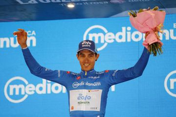 Diego Rosa, con la maglia azzurra de líder de la montaña, en el podio.