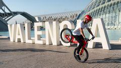 El rider de MTB Gabriel Wibmer de Nose Wheelie ante las letras de Val&egrave;ncia de la Ciudad de las Artes y las Ciencias de Valencia, en verano del 2022. 