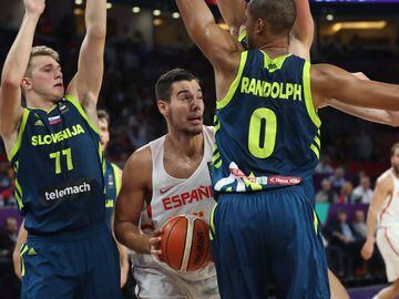 Basketball - Spain v Slovenia - European Championships EuroBasket 2017 Semi-Final - Istanbul, Turkey - September 14, 2017 -  Anthony Randolph and Luka Doncic of Slovenia and Pau Gasol and Willy Hernangomez of Spain in action. REUTERS/Osman Orsal
