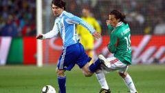 Lionel Messi frente a Andr&eacute;s Guardado en el Mundial de Sud&aacute;frica 2010