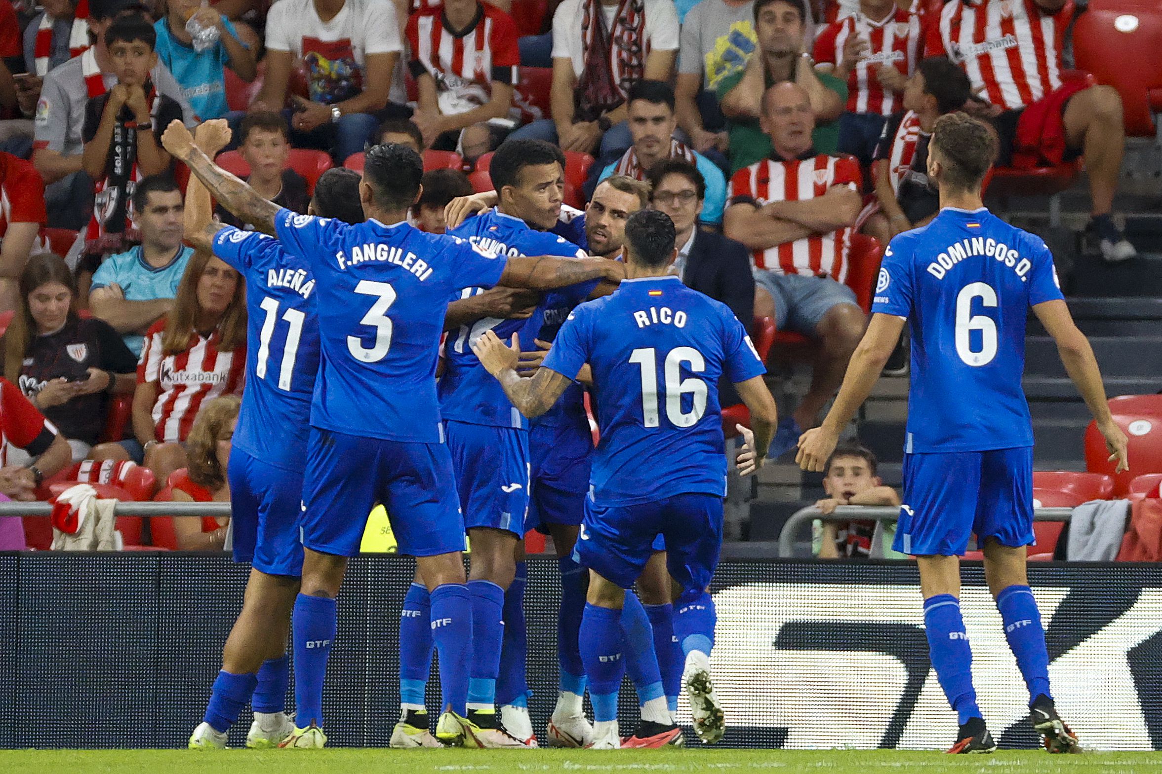 BILBAO, 27/09/2023.- Los jugadores del Getafe celebran tras marcar ante el Athletic, durante el partido de la séptima jornada de LaLiga que Athletic Club y Getafe CF disputan este miércoles en el estadio de San Mamés, en Bilbao. EFE/Luis Tejido
